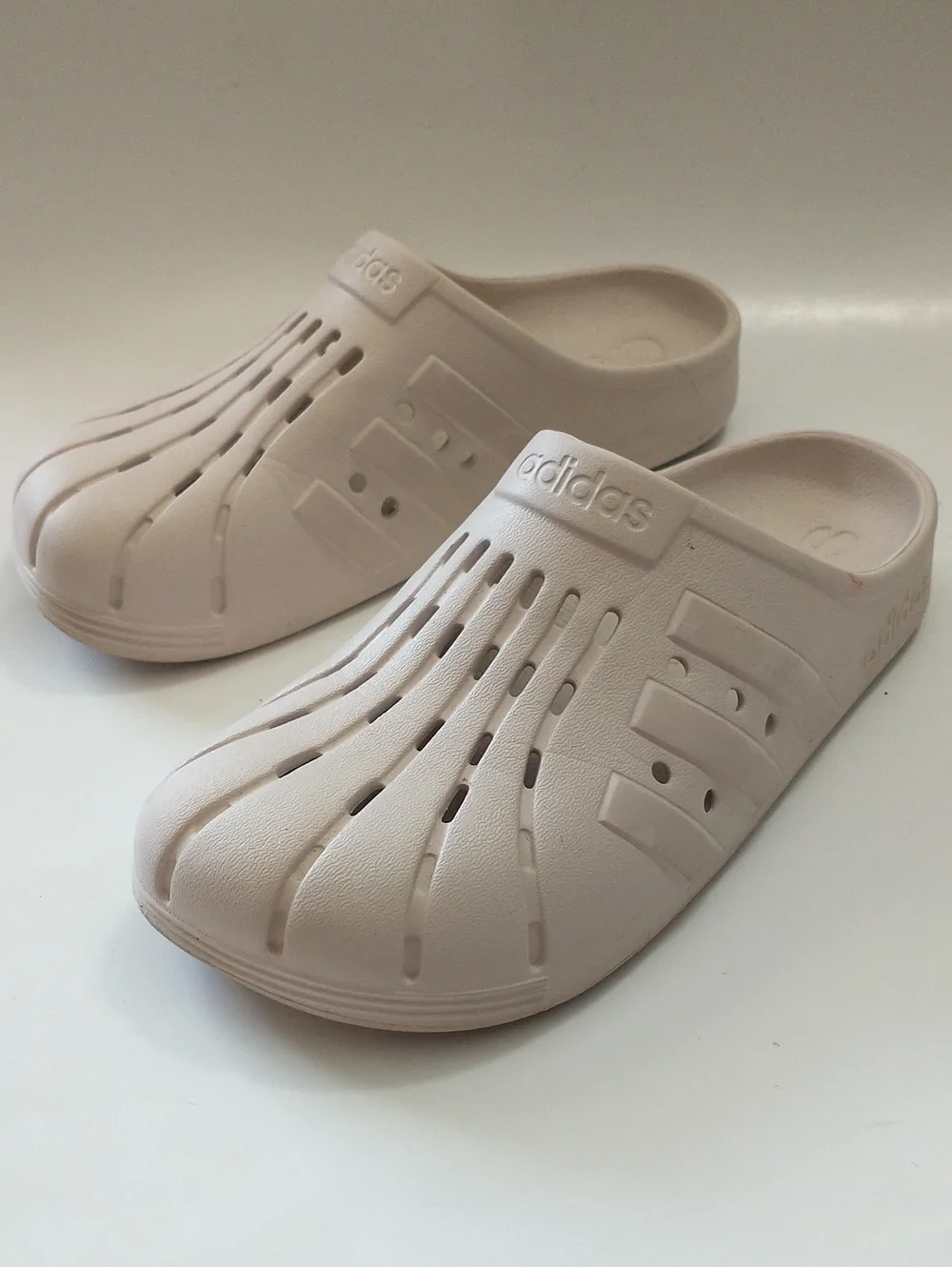 Adidas Vented Men's/Big Kids Clog Slides in Light Pink. SIZE M6, W7, EU39, UK6